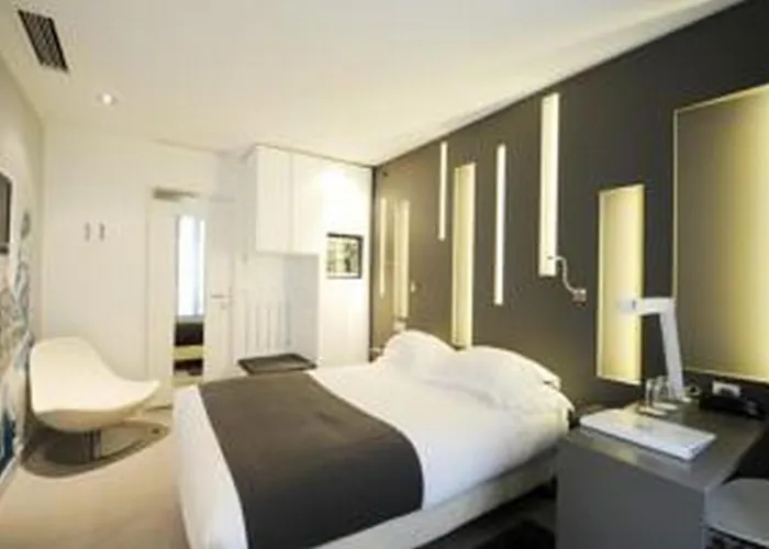 Arc De Triomphe Etoile Hotel