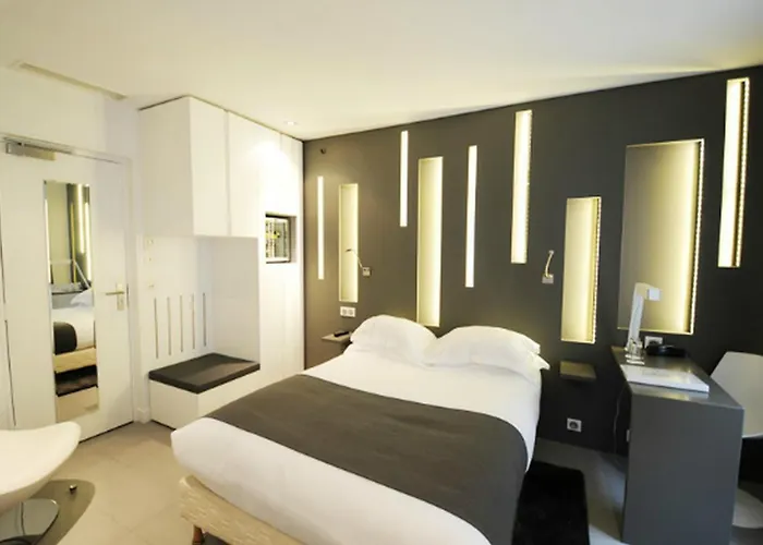 Arc De Triomphe Etoile Hotel